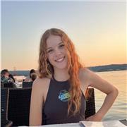 Studentessa di ingegneria al politecnico di Milano impartisce lezioni di matematica di base per elementari e medie